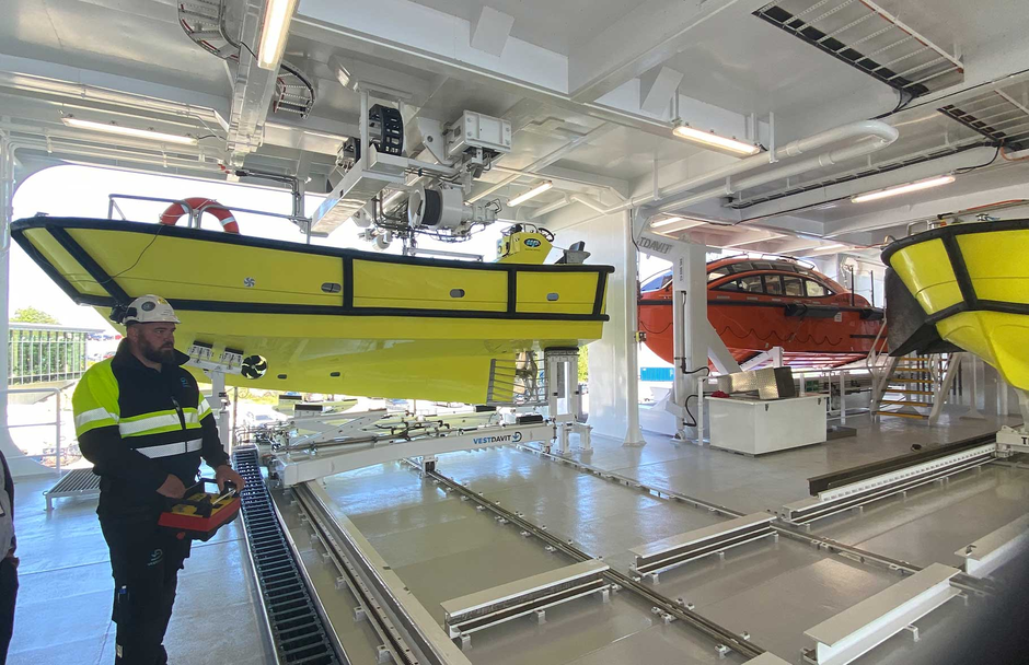 A person is controling the automatic Mission Bay Handling System | © Vestdavit