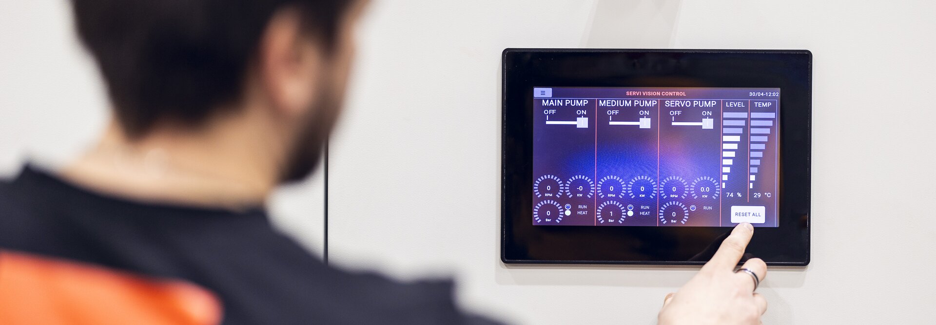 A person operates a touchscreen interface | © Øyvind Welle