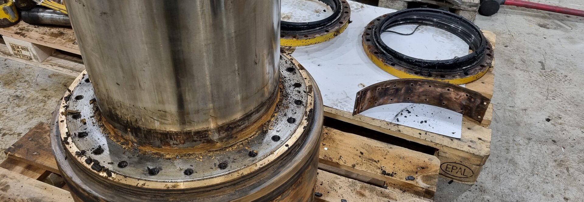 Old ball valve dismantled at workshop