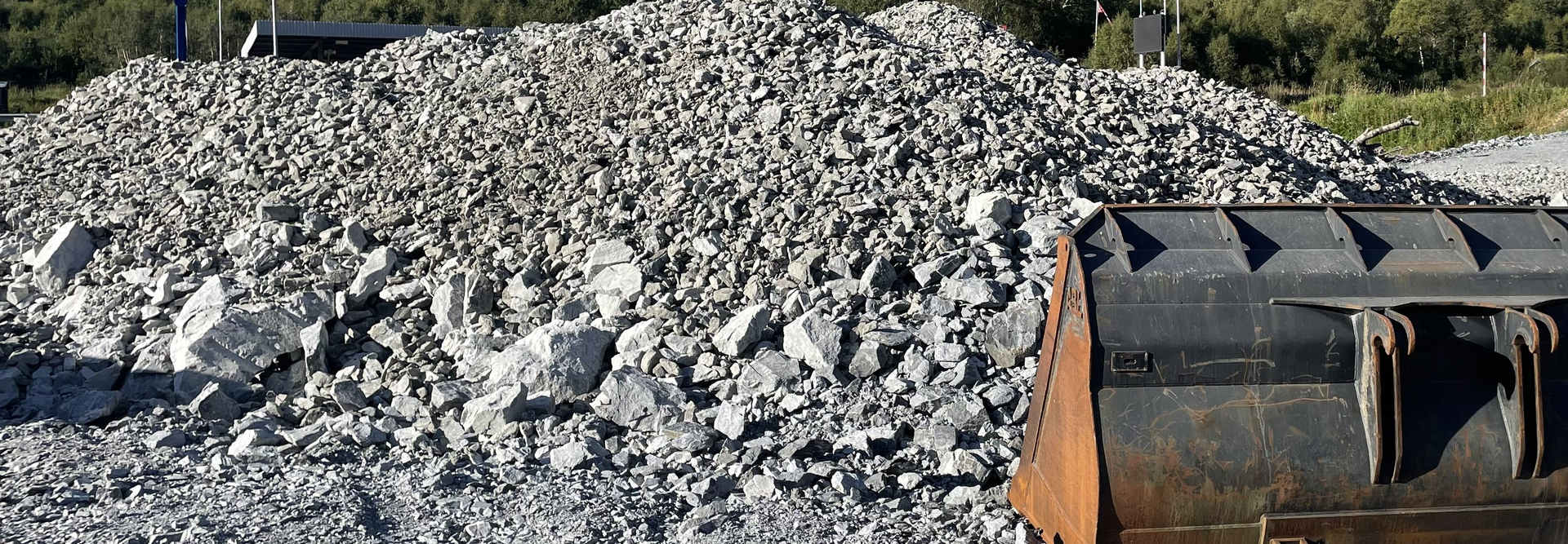 Bilde av stor steinhaug og gravskuffe