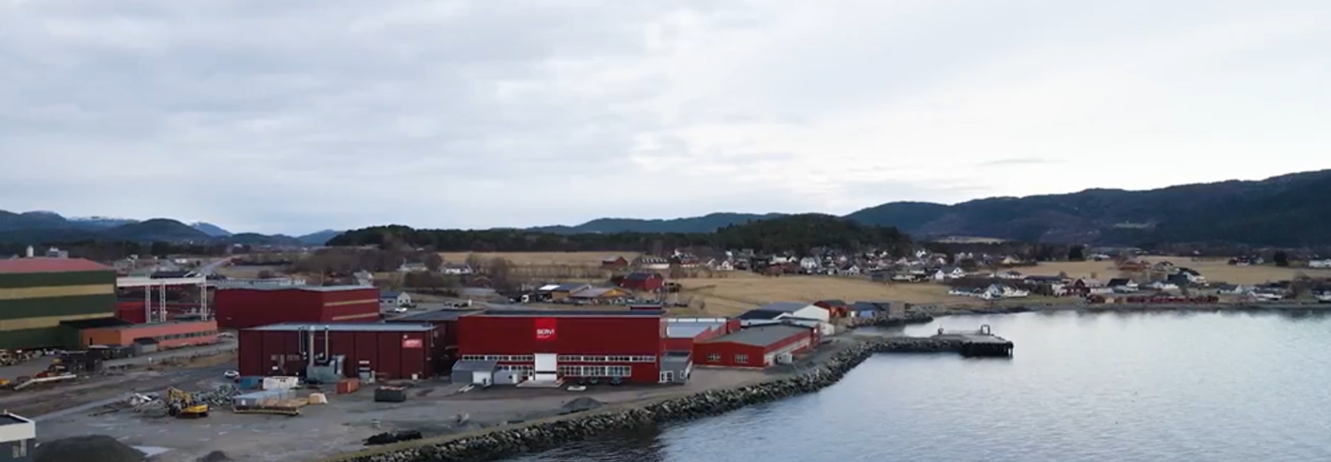 Dronebilde av produksjonshall 8 på Servi sitt kontor i Rissa