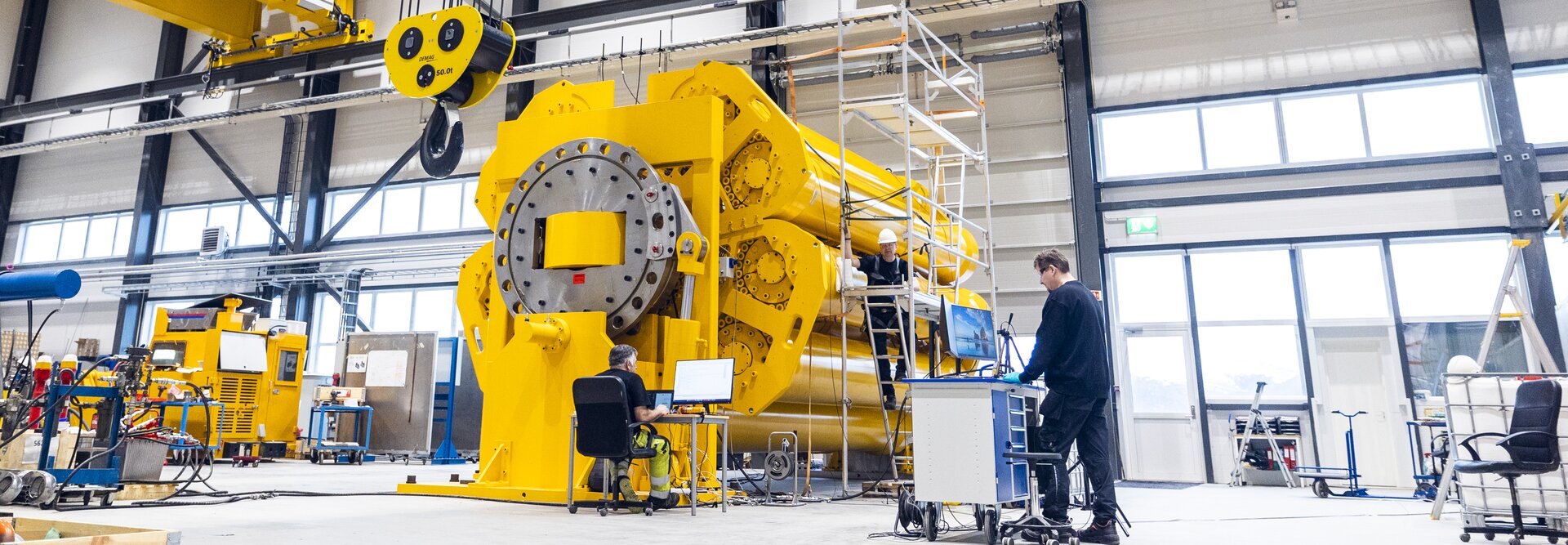 Personer jobber med å teste hydraulisk demper