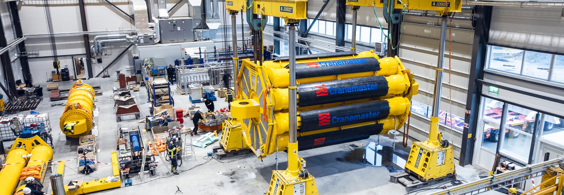 Oversiktsbilde av produksjonshall med verdens største hydrauliske demper til Cranemaster