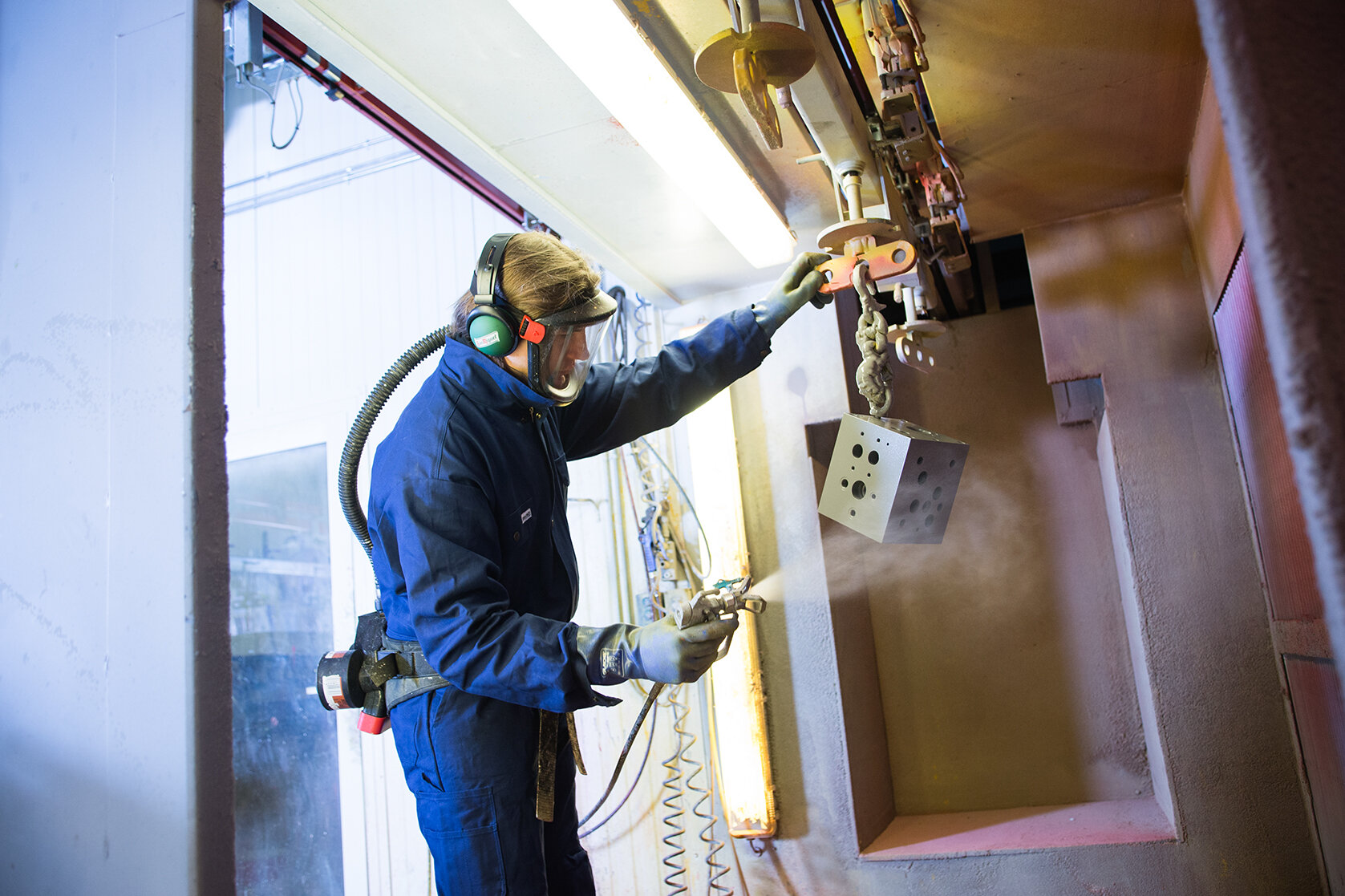 Bilde av prosess der ventilblokk blir malt