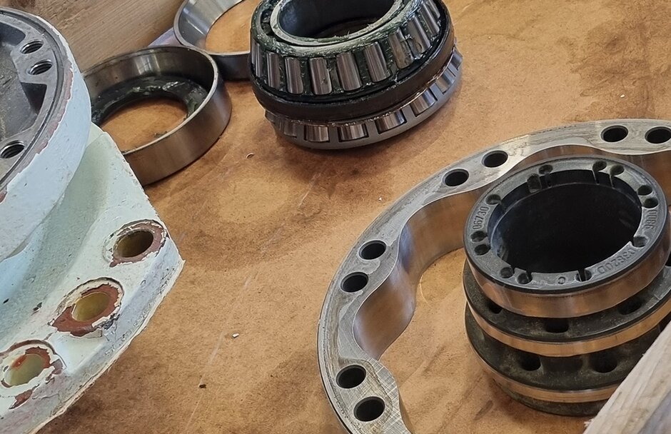 Demontert Poclain motor i kasse - overhalt av Servi