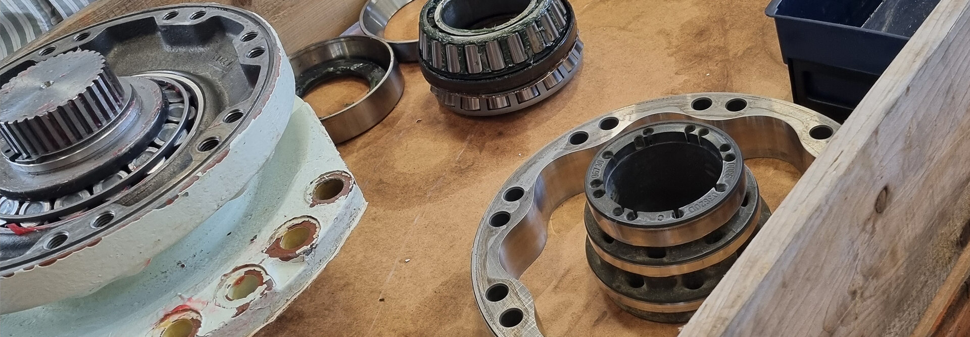 Demontert Poclain motor i kasse - overhalt av Servi
